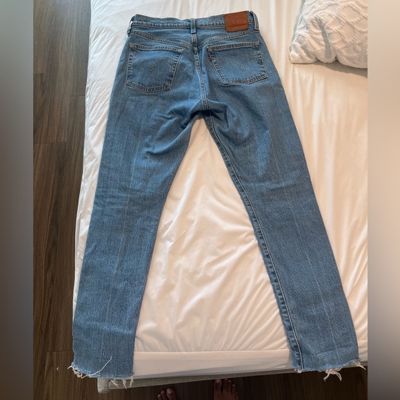 Vintage Levi’s 501 in medium wash - Picture 2 of 4